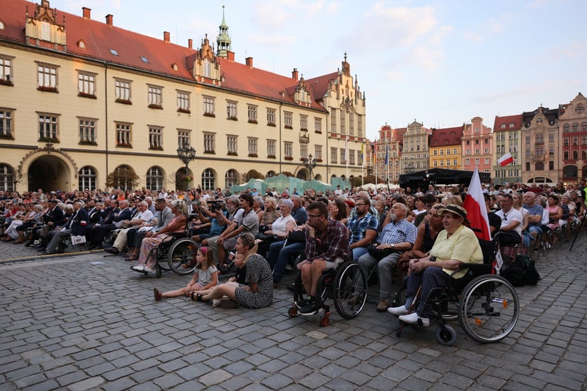 Widowisko artystyczne  „Godzina W Obrazach”  inscenizujące wydarzenia z Warszawy z 1 sierpnia 1944 roku