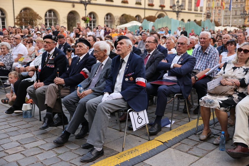Widowisko artystyczne  „Godzina W Obrazach”  inscenizujące wydarzenia z Warszawy z 1 sierpnia 1944 roku