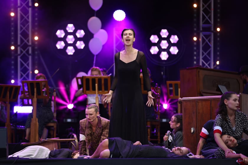 Widowisko artystyczne  „Godzina W Obrazach”  inscenizujące wydarzenia z Warszawy z 1 sierpnia 1944 roku