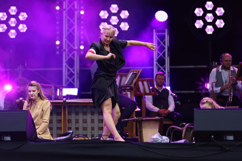 Widowisko artystyczne  „Godzina W Obrazach”  inscenizujące wydarzenia z Warszawy z 1 sierpnia 1944 roku