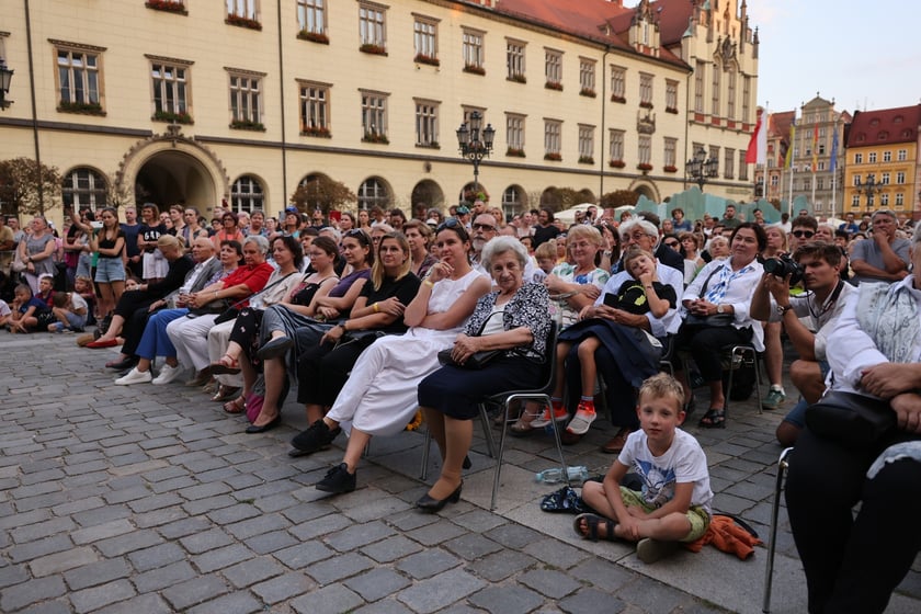 Widowisko artystyczne  „Godzina W Obrazach”  inscenizujące wydarzenia z Warszawy z 1 sierpnia 1944 roku