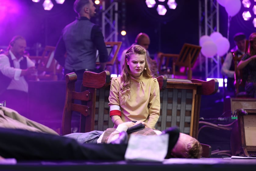 Widowisko artystyczne  „Godzina W Obrazach”  inscenizujące wydarzenia z Warszawy z 1 sierpnia 1944 roku