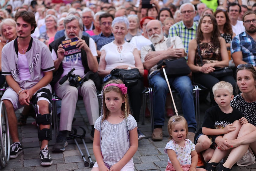 Widowisko artystyczne  „Godzina W Obrazach”  inscenizujące wydarzenia z Warszawy z 1 sierpnia 1944 roku