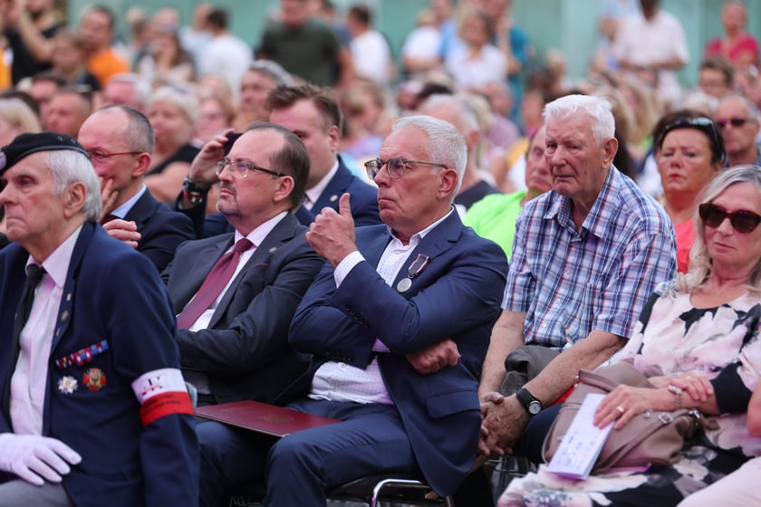 Widowisko artystyczne  „Godzina W Obrazach”  inscenizujące wydarzenia z Warszawy z 1 sierpnia 1944 roku