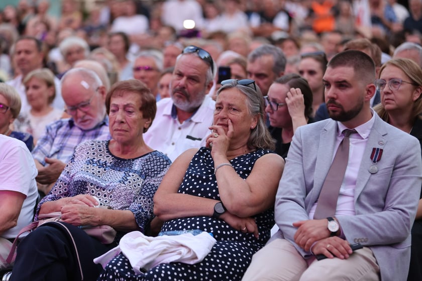 Widowisko artystyczne  „Godzina W Obrazach”  inscenizujące wydarzenia z Warszawy z 1 sierpnia 1944 roku