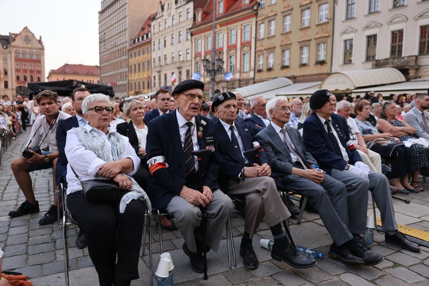 Widowisko artystyczne  „Godzina W Obrazach”  inscenizujące wydarzenia z Warszawy z 1 sierpnia 1944 roku