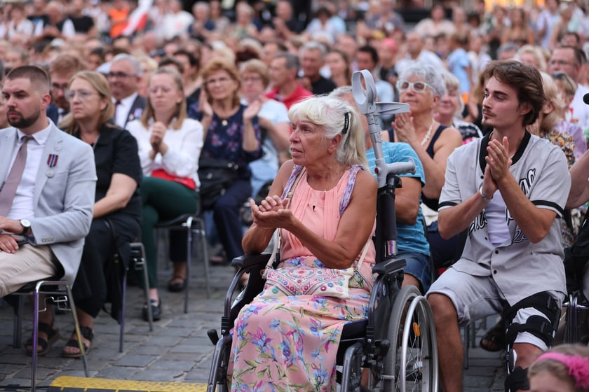 Widowisko artystyczne  „Godzina W Obrazach”  inscenizujące wydarzenia z Warszawy z 1 sierpnia 1944 roku
