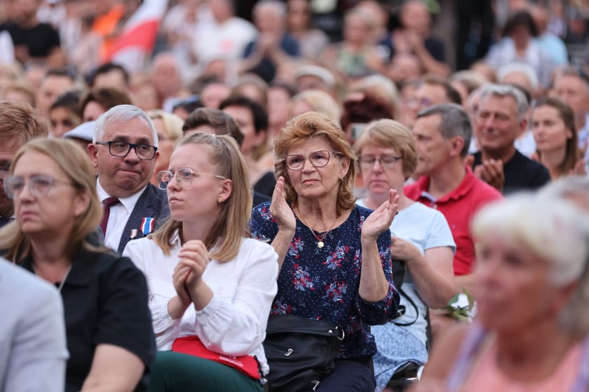 Widowisko artystyczne  „Godzina W Obrazach”  inscenizujące wydarzenia z Warszawy z 1 sierpnia 1944 roku