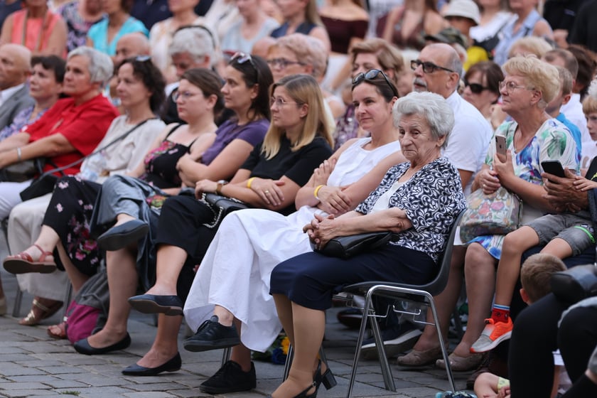 Widowisko artystyczne  „Godzina W Obrazach”  inscenizujące wydarzenia z Warszawy z 1 sierpnia 1944 roku