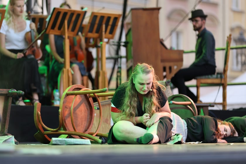 Widowisko artystyczne  „Godzina W Obrazach”  inscenizujące wydarzenia z Warszawy z 1 sierpnia 1944 roku