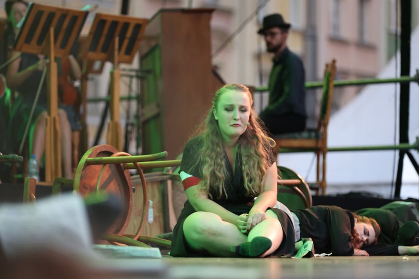 Widowisko artystyczne  „Godzina W Obrazach”  inscenizujące wydarzenia z Warszawy z 1 sierpnia 1944 roku