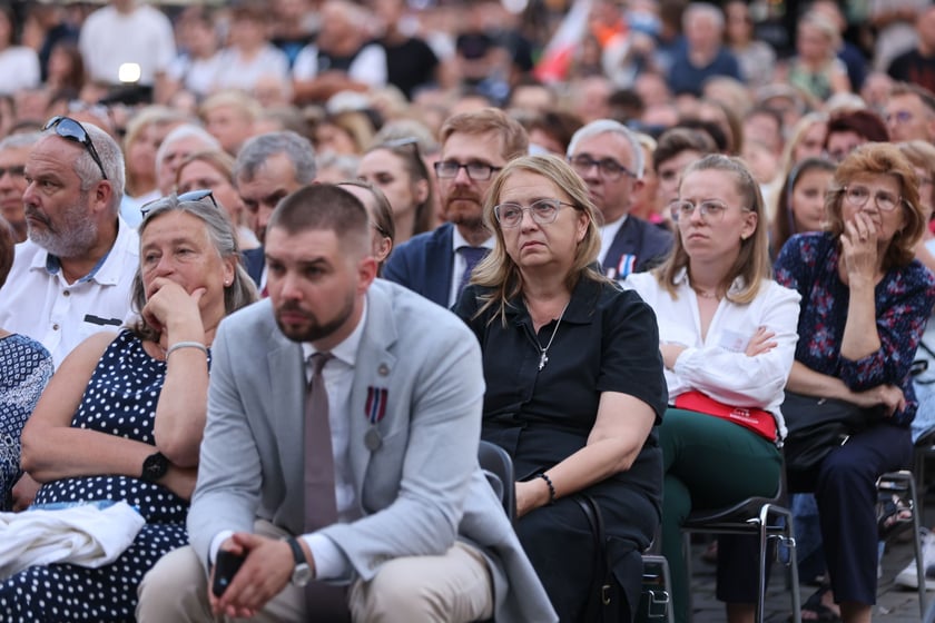 Widowisko artystyczne  „Godzina W Obrazach”  inscenizujące wydarzenia z Warszawy z 1 sierpnia 1944 roku