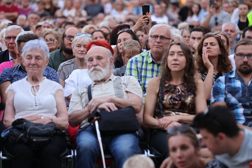 Widowisko artystyczne  „Godzina W Obrazach”  inscenizujące wydarzenia z Warszawy z 1 sierpnia 1944 roku