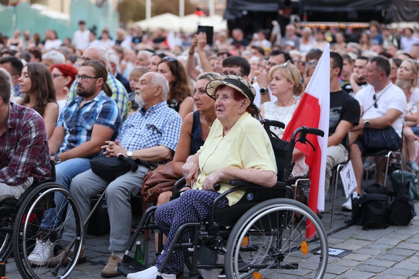 Widowisko artystyczne  „Godzina W Obrazach”  inscenizujące wydarzenia z Warszawy z 1 sierpnia 1944 roku