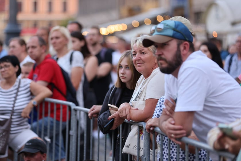 Widowisko artystyczne  „Godzina W Obrazach”  inscenizujące wydarzenia z Warszawy z 1 sierpnia 1944 roku