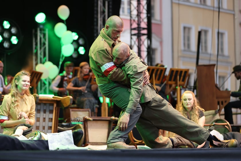 Widowisko artystyczne  „Godzina W Obrazach”  inscenizujące wydarzenia z Warszawy z 1 sierpnia 1944 roku
