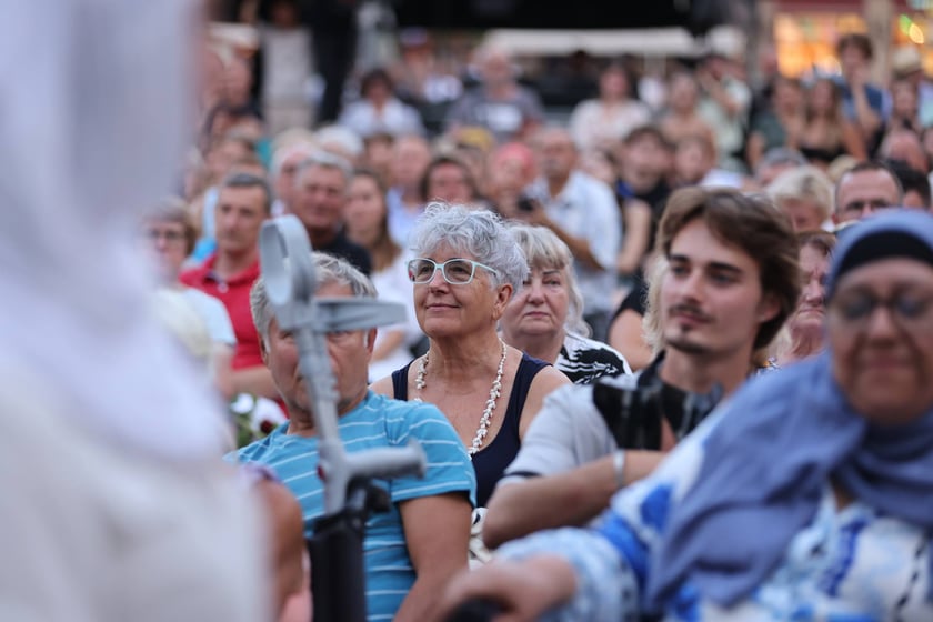 Widowisko artystyczne  „Godzina W Obrazach”  inscenizujące wydarzenia z Warszawy z 1 sierpnia 1944 roku