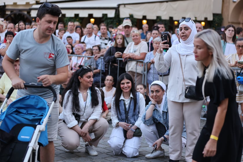 Widowisko artystyczne  „Godzina W Obrazach”  inscenizujące wydarzenia z Warszawy z 1 sierpnia 1944 roku