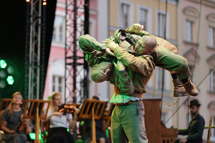 Widowisko artystyczne  „Godzina W Obrazach”  inscenizujące wydarzenia z Warszawy z 1 sierpnia 1944 roku