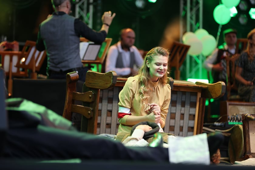 Widowisko artystyczne  „Godzina W Obrazach”  inscenizujące wydarzenia z Warszawy z 1 sierpnia 1944 roku