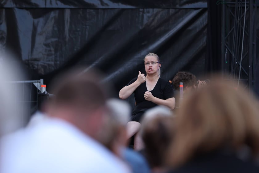 Widowisko artystyczne  „Godzina W Obrazach”  inscenizujące wydarzenia z Warszawy z 1 sierpnia 1944 roku