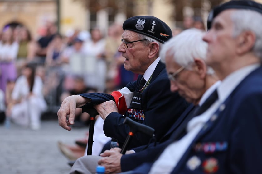 Widowisko artystyczne  „Godzina W Obrazach”  inscenizujące wydarzenia z Warszawy z 1 sierpnia 1944 roku