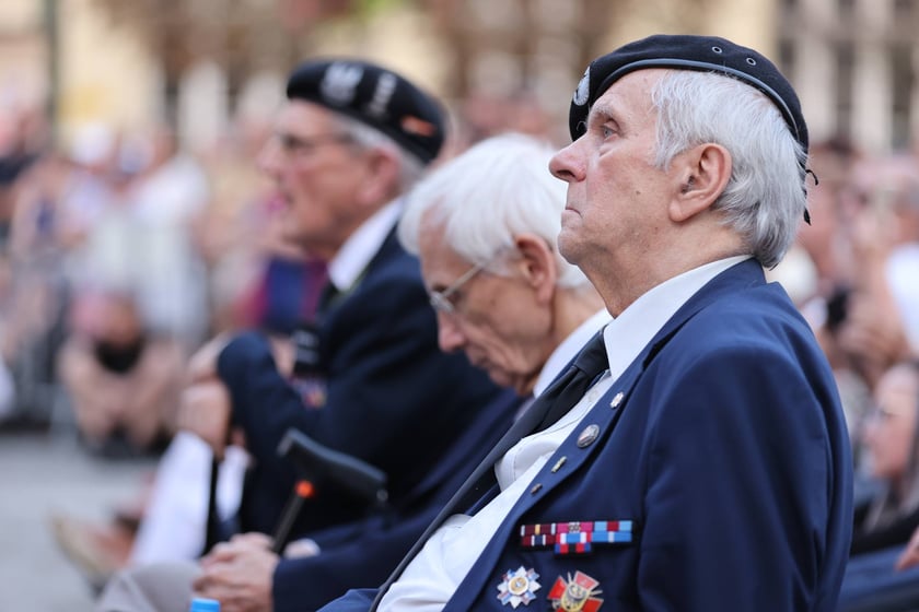 Widowisko artystyczne  „Godzina W Obrazach”  inscenizujące wydarzenia z Warszawy z 1 sierpnia 1944 roku