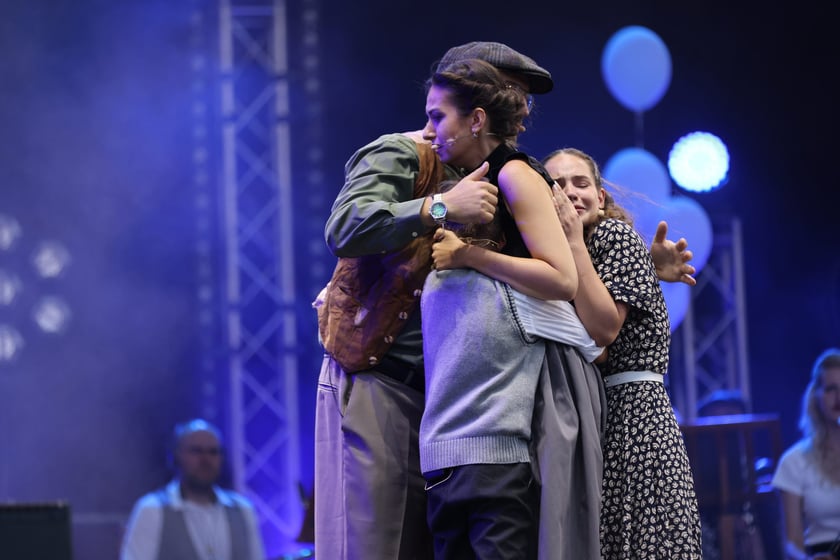 Widowisko artystyczne  „Godzina W Obrazach”  inscenizujące wydarzenia z Warszawy z 1 sierpnia 1944 roku