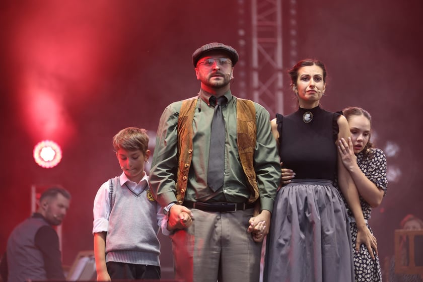 Widowisko artystyczne  „Godzina W Obrazach”  inscenizujące wydarzenia z Warszawy z 1 sierpnia 1944 roku