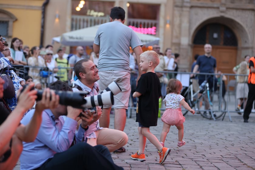 Widowisko artystyczne  „Godzina W Obrazach”  inscenizujące wydarzenia z Warszawy z 1 sierpnia 1944 roku