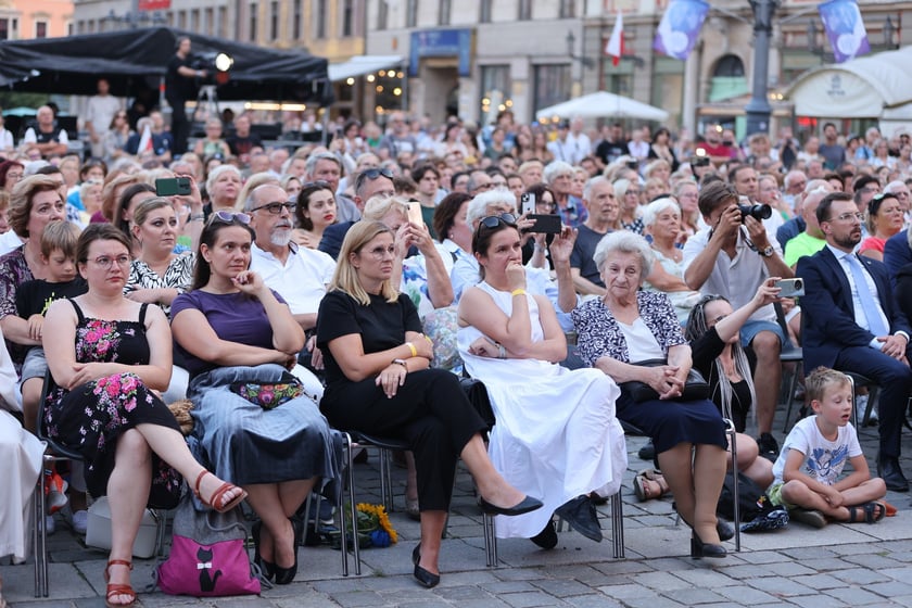 Widowisko artystyczne  „Godzina W Obrazach”  inscenizujące wydarzenia z Warszawy z 1 sierpnia 1944 roku