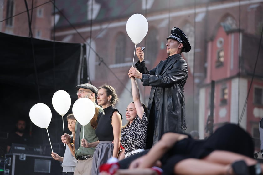 Widowisko artystyczne  „Godzina W Obrazach”  inscenizujące wydarzenia z Warszawy z 1 sierpnia 1944 roku