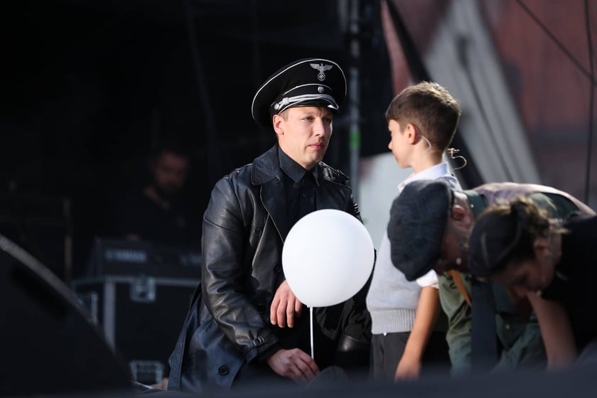 Widowisko artystyczne  „Godzina W Obrazach”  inscenizujące wydarzenia z Warszawy z 1 sierpnia 1944 roku