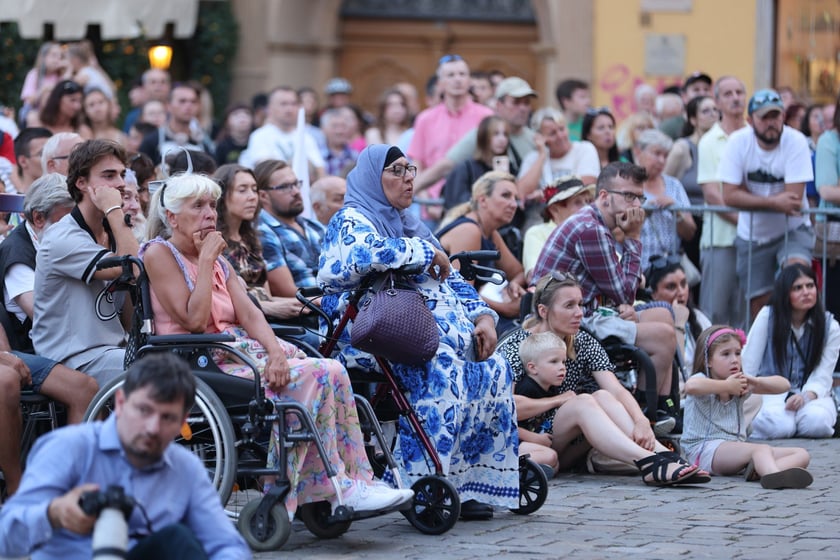 Widowisko artystyczne  „Godzina W Obrazach”  inscenizujące wydarzenia z Warszawy z 1 sierpnia 1944 roku