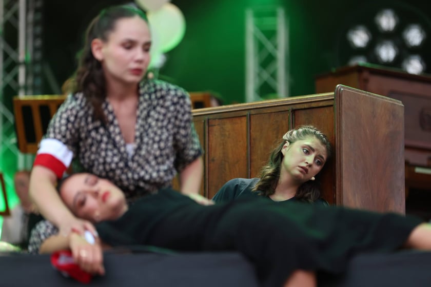 Widowisko artystyczne  „Godzina W Obrazach”  inscenizujące wydarzenia z Warszawy z 1 sierpnia 1944 roku