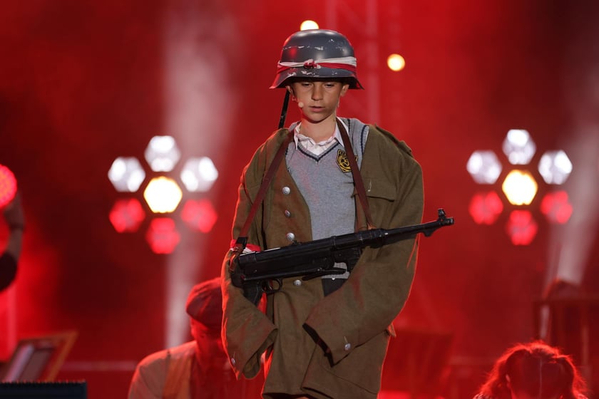 Widowisko artystyczne  „Godzina W Obrazach”  inscenizujące wydarzenia z Warszawy z 1 sierpnia 1944 roku