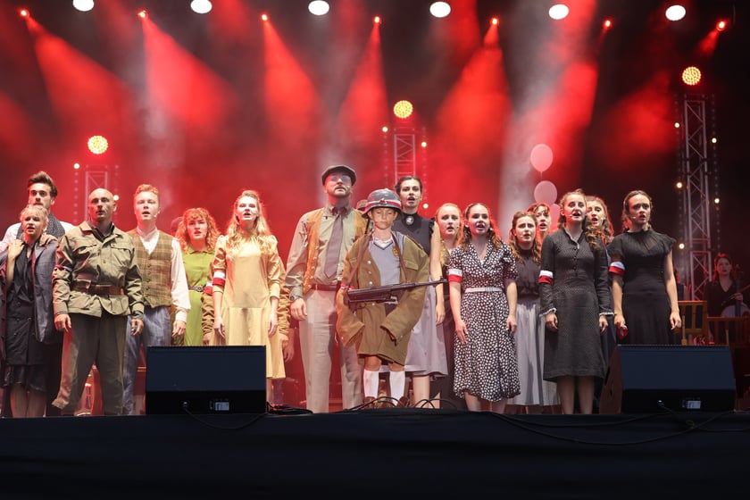 Widowisko artystyczne  „Godzina W Obrazach”  inscenizujące wydarzenia z Warszawy z 1 sierpnia 1944 roku