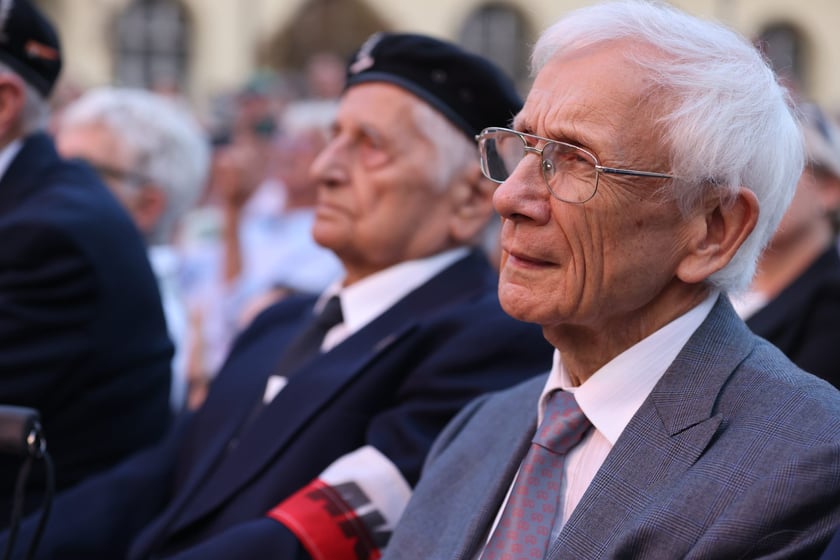 Widowisko artystyczne  „Godzina W Obrazach”  inscenizujące wydarzenia z Warszawy z 1 sierpnia 1944 roku