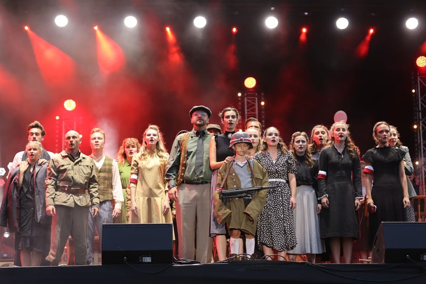 Widowisko artystyczne  „Godzina W Obrazach”  inscenizujące wydarzenia z Warszawy z 1 sierpnia 1944 roku