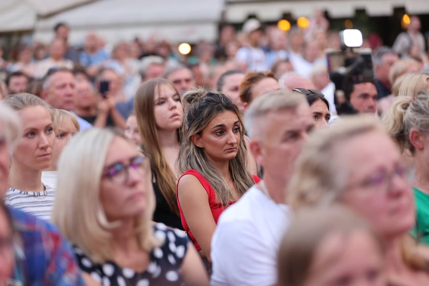 Widowisko artystyczne  „Godzina W Obrazach”  inscenizujące wydarzenia z Warszawy z 1 sierpnia 1944 roku
