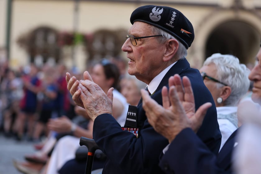 Widowisko artystyczne  „Godzina W Obrazach”  inscenizujące wydarzenia z Warszawy z 1 sierpnia 1944 roku
