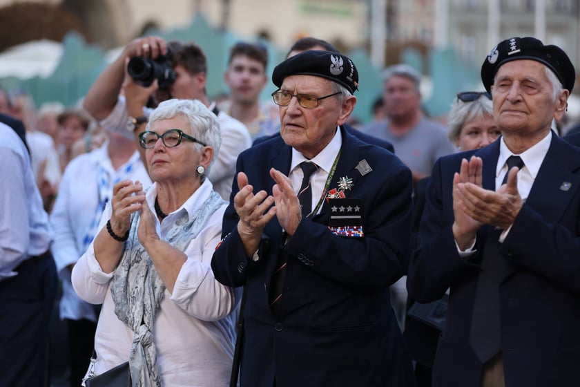 Widowisko artystyczne  „Godzina W Obrazach”  inscenizujące wydarzenia z Warszawy z 1 sierpnia 1944 roku