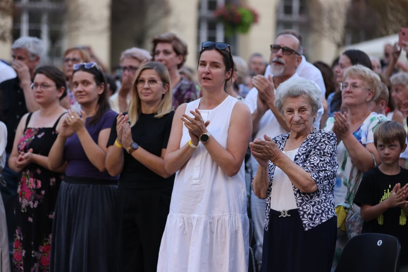 Widowisko artystyczne  „Godzina W Obrazach”  inscenizujące wydarzenia z Warszawy z 1 sierpnia 1944 roku