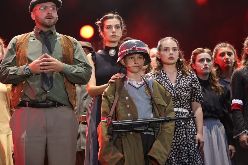 Widowisko artystyczne  „Godzina W Obrazach”  inscenizujące wydarzenia z Warszawy z 1 sierpnia 1944 roku