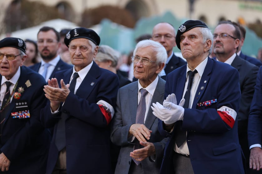 Widowisko artystyczne  „Godzina W Obrazach”  inscenizujące wydarzenia z Warszawy z 1 sierpnia 1944 roku