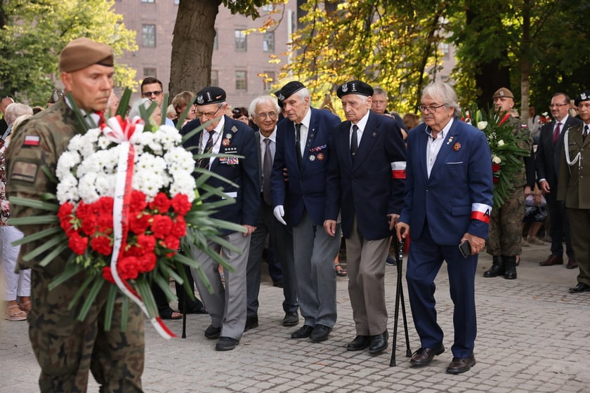 Uroczystości związane z obchodami 80. rocznicy Powstania Warszawskiego przy pomniku rotmistrza Witolda Pileckiego we Wrocławiu