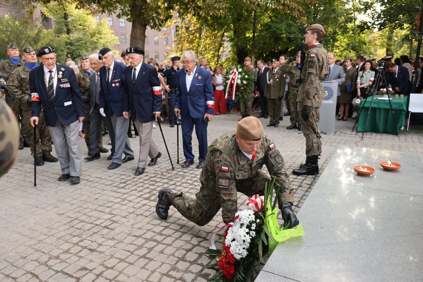 Uroczystości związane z obchodami 80. rocznicy Powstania Warszawskiego przy pomniku rotmistrza Witolda Pileckiego we Wrocławiu