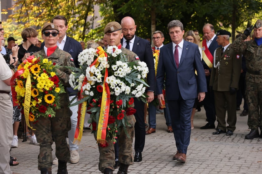 Uroczystości związane z obchodami 80. rocznicy Powstania Warszawskiego przy pomniku rotmistrza Witolda Pileckiego we Wrocławiu