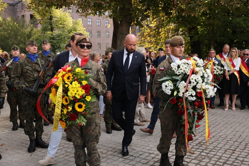 Uroczystości związane z obchodami 80. rocznicy Powstania Warszawskiego przy pomniku rotmistrza Witolda Pileckiego we Wrocławiu