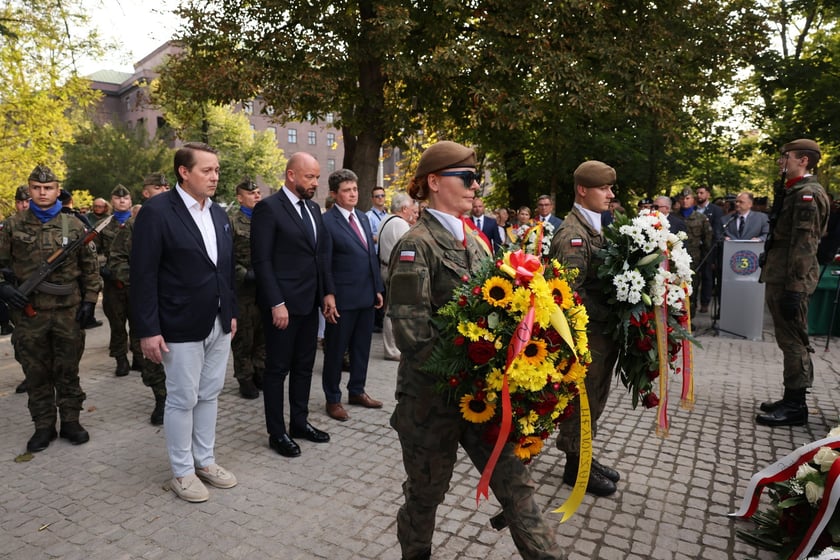 Uroczystości związane z obchodami 80. rocznicy Powstania Warszawskiego przy pomniku rotmistrza Witolda Pileckiego we Wrocławiu